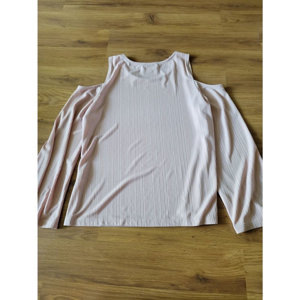 Roommates Cold Shoulder Top - Picture 2 of 5